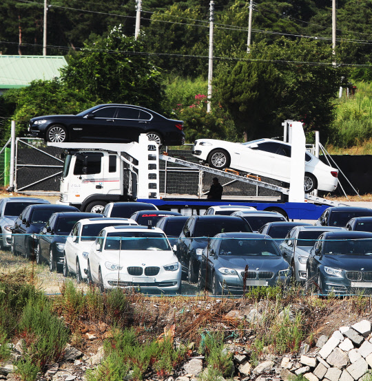 10일 경기도 평택시 BMW 차량물류센터 인근에 BMW 리콜 대상 차들이 서 있다. BMW코리아 관계자는 10일 "서울, 경기 등 수도권 일대 서비스센터에 입고된 차량 중 고객이 동의한 경우에 한해 이상이 있는 차를 평택항 쪽으로 옮기고 있다"고 밝혔다. 평택항에 리콜 부품인 배기가스 재순환장치(EGR)가 도착하면 이들 차량에 대해 교체 작업을 한 뒤 고객에게 차량을 인도하게 된다.